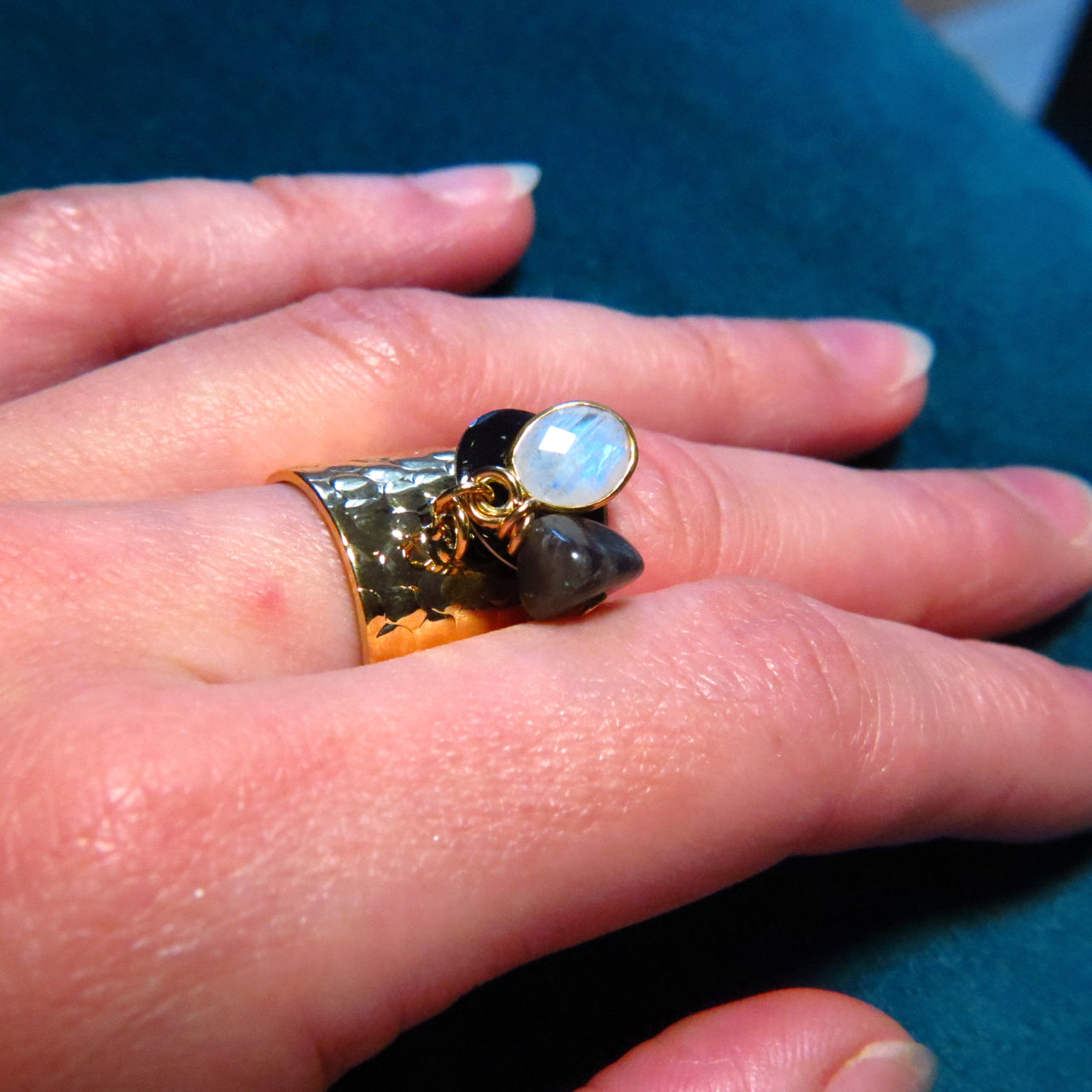 Bague "CHLOE" dorée or fin avec pierre de lune labradorite et sequin émaillé