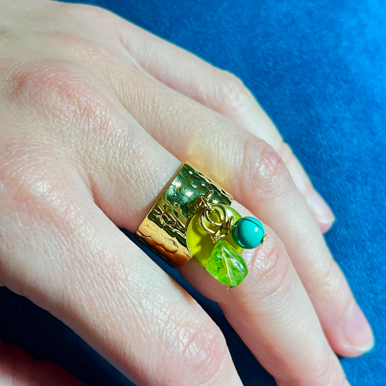 Bague "AVA" dorée or fin en Malachite et Péridot  avec sequin émaillé