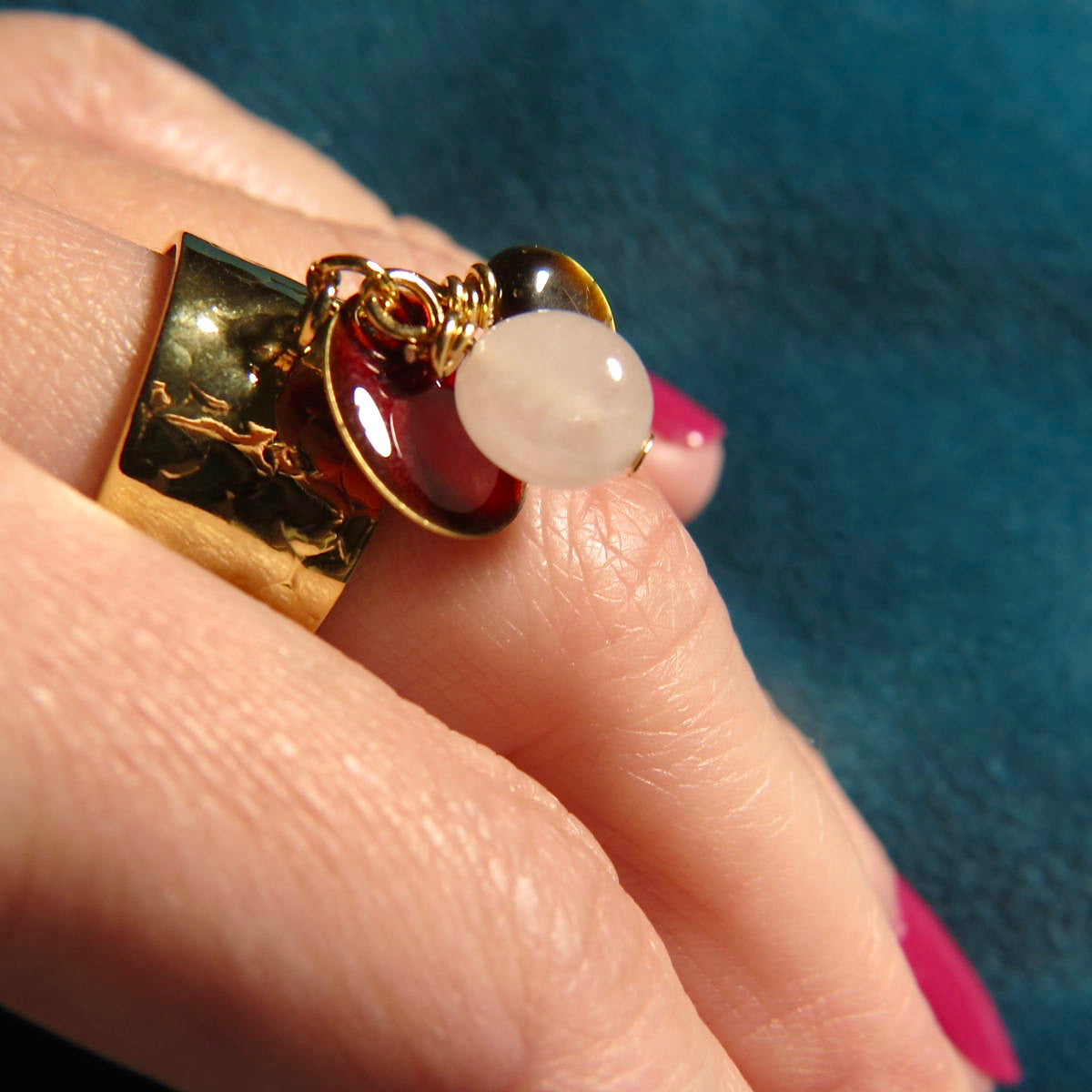 Bague "NOEMIE" dorée or fin en Œil de Tigre et Quartz Rose avec sequin émaillé