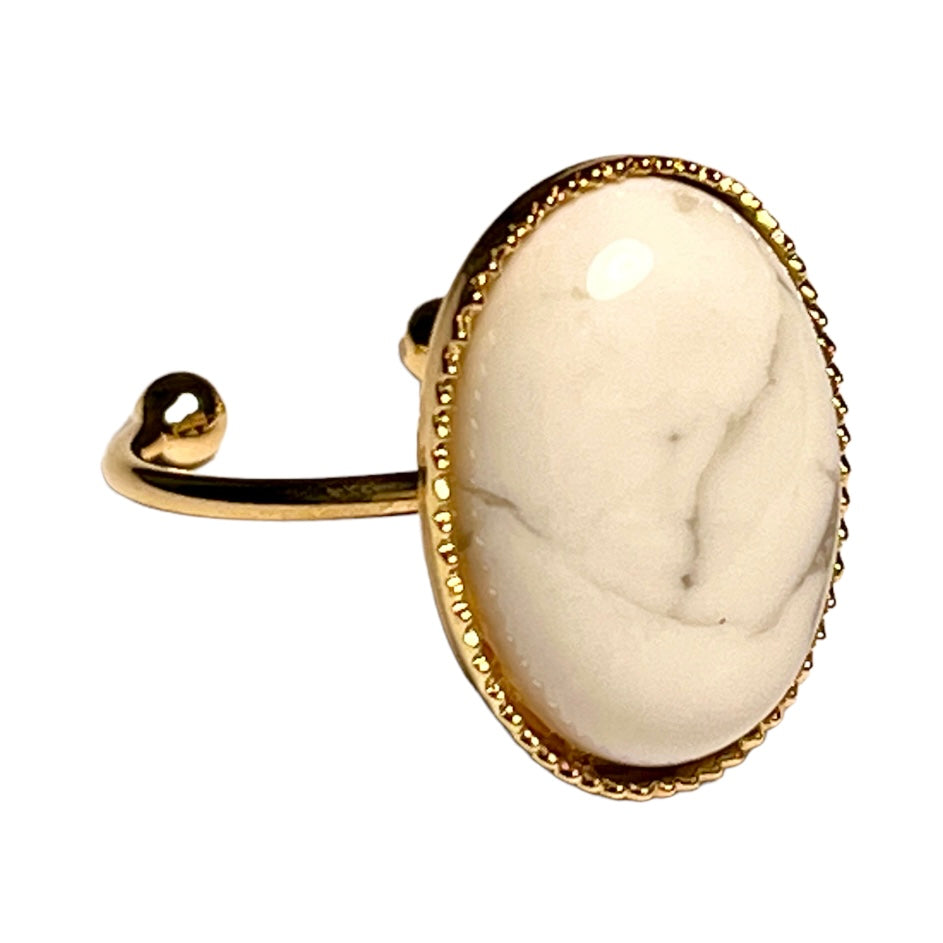 bague femme pierre naturelle howlite blanche dorée or fin - fond blanc