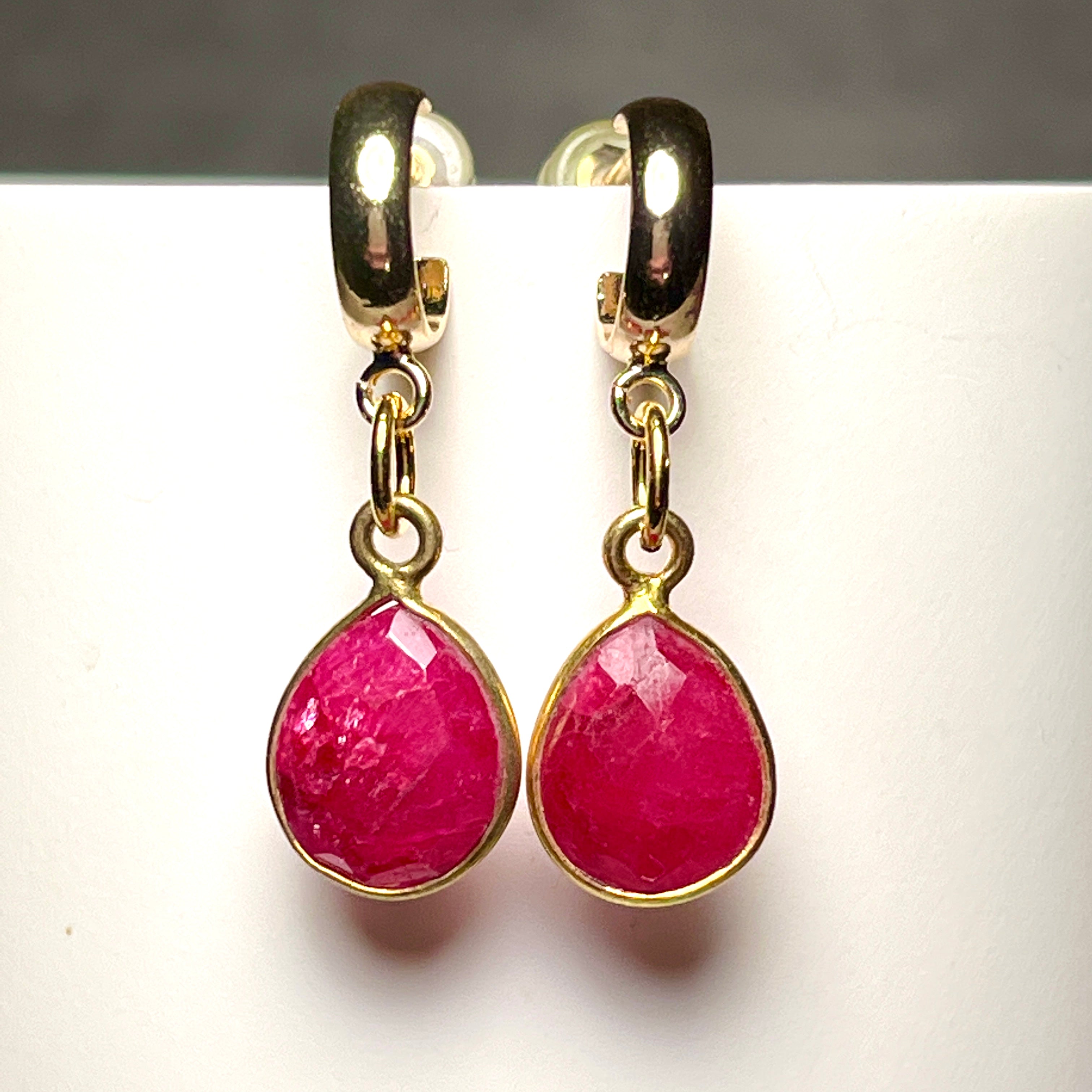 Boucles d’oreilles "VALÉRIE" dorées or fin Rubis brut