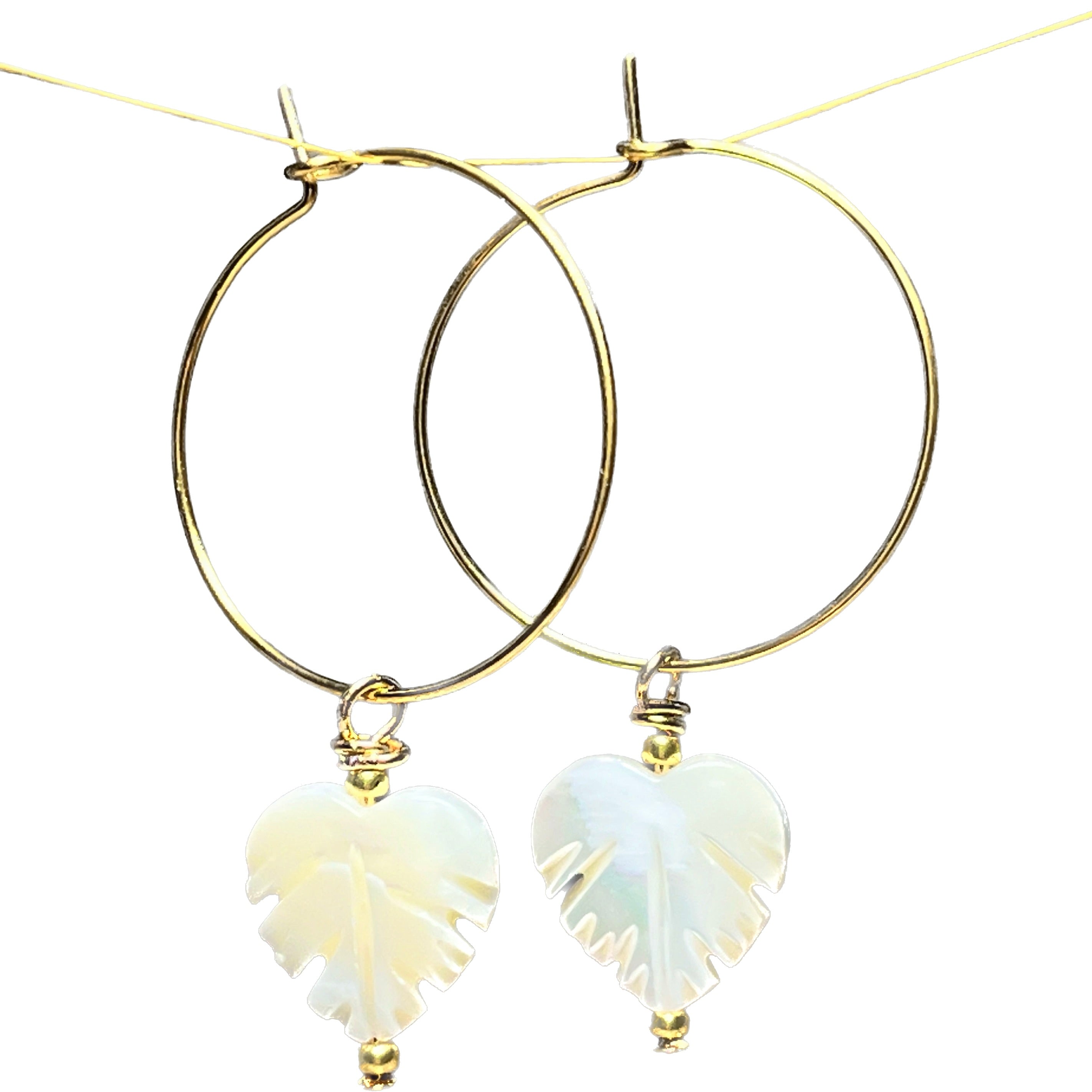 Boucles d'oreilles "RAPHAELLE" charms en nacre naturelle dorées or fin