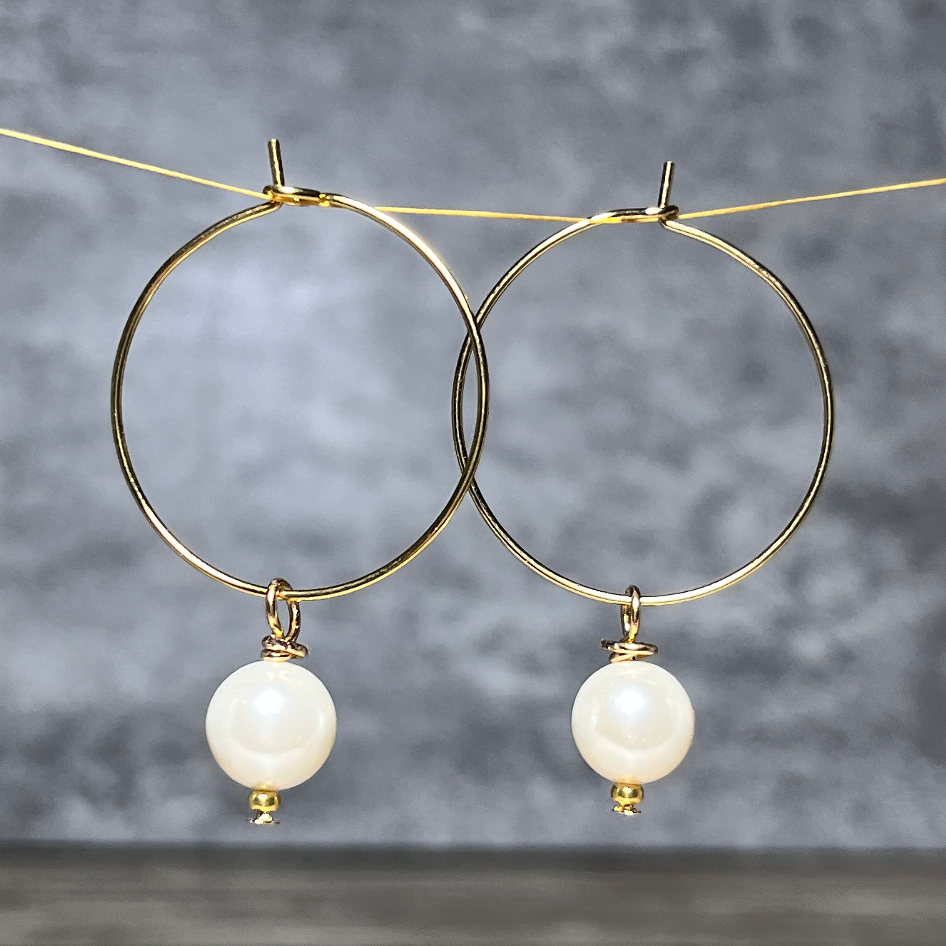 Boucles d'oreilles "ELARA" perle de nacre blanche dorées or fin